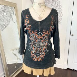 Soft Gray Cotton Early 2000's Whimsygoth Studded Spider Graphic Long Sleeve 1X